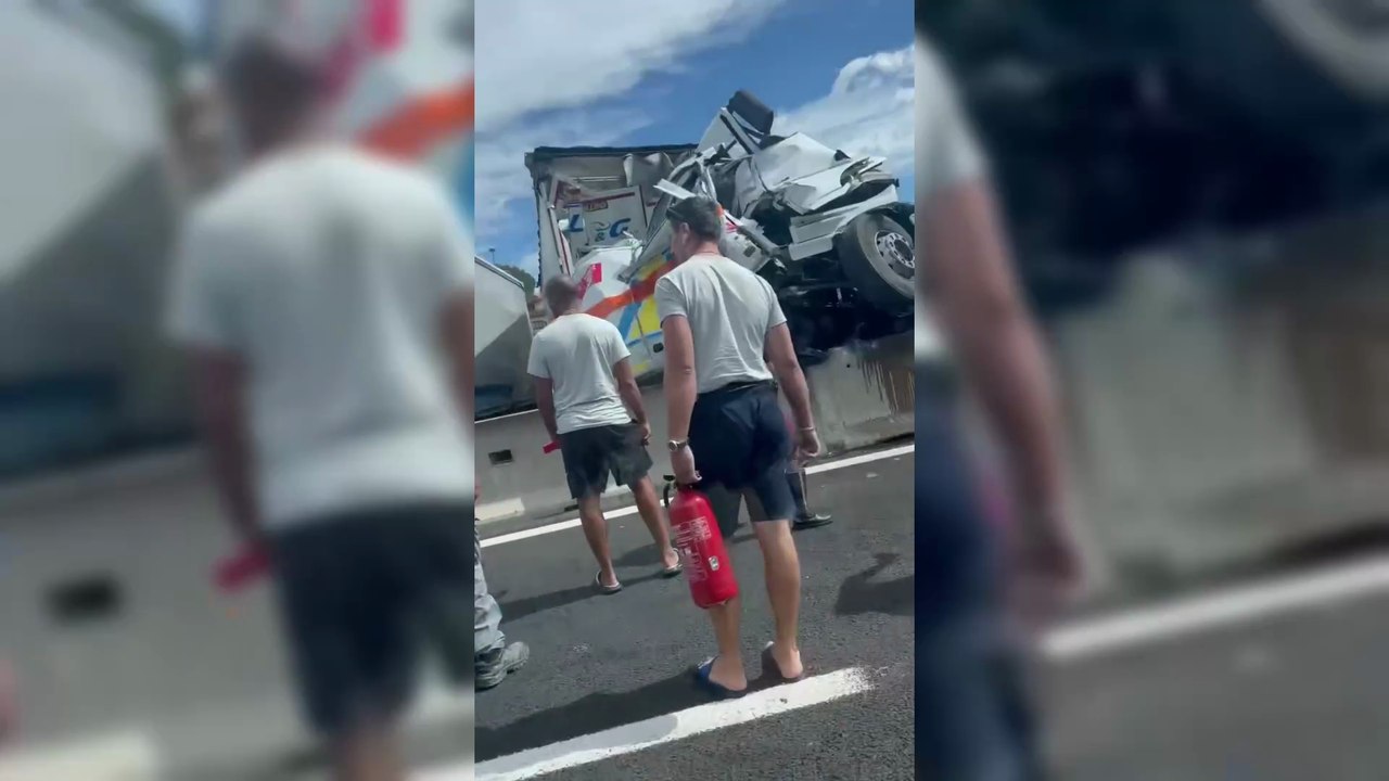 Incidente in A1 ad Arezzo, travolta anche un'ambulanza: tre morti