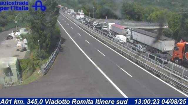 Lunghe code in A1 per l'incidente fra Arezzo e Firenze: le immagini della webcam