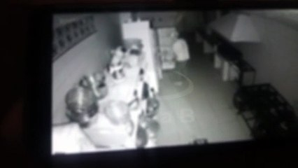 Câmera mostra ladrão invadido restaurante em Mandirituba
