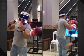 Homem se empolga com jogo de realidade virtual e destrói TV
