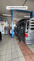 Ο Δημήτρης Αλεξάνδρου επισκευάζει το αμάξι του