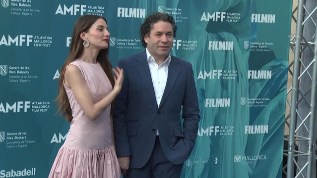 María Valverde, derroche de complicidad con Gustavo Dudamel y máxima elegancia con su look