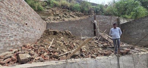 निर्माणाधीन मकान की दीवार गिरी, नीचे दबने से तीन की मौत, तीन घायल