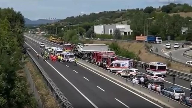 L’incidente in A1 tra Arezzo e Firenze visto dall’alto: il video girato da un cavalcavia, squadre di soccorso al lavoro tra le lamiere