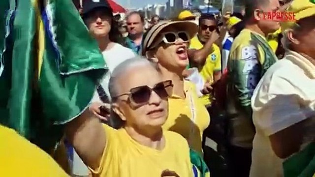 Brasile, i sostenitori dell'ex presidente Bolsonaro protestano sulla spiaggia di Copacabana