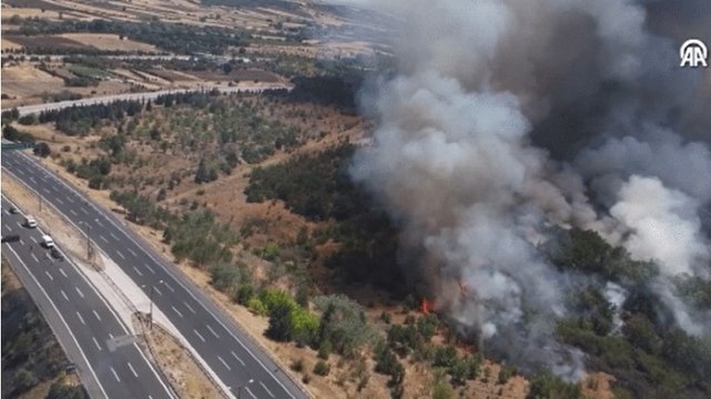 Ağaçlık alanda çıkan yangın nedeniyle Avrupa Otoyolu trafiğe kapatıldı