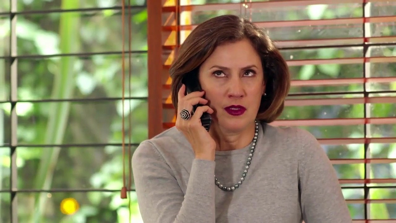 33. María regresa al país para seguir engañando a Javier