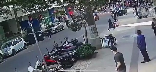 VIDEO: ¡Con patada voladora! Exfutbolista brasileño frustra un robo en plena calle