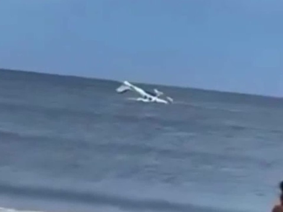 Bruchlandung: Flugzeug stürzt ins Wasser und überschlägt sich