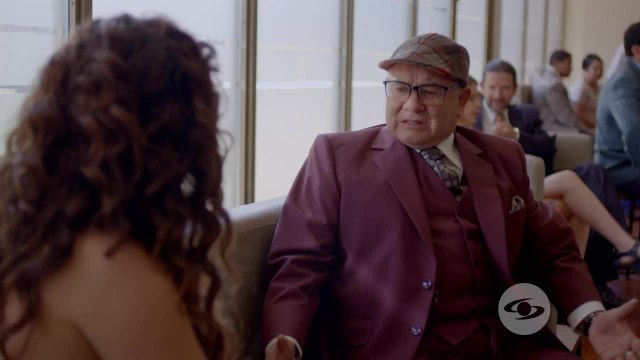 Héctor regresa de Europa por Daniela y desata los celos de Camilo