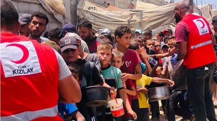 Türk Kızılay’ın Gazze’ye gıda malzemesi taşıyan 165 tırı Refah Sınır Kapısı’ndan geçmeye başladı