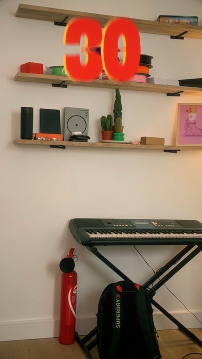 J2 - J’voulais custom mon étagère, alors j’ai imprimé des pièces 3D qui se glissent sur les supports. Et j’suis fan du résultat ! 🔩 J’attends vos avis, et si vous avez une idée d’objet à imprimer balancez 💬#3dprint #deco