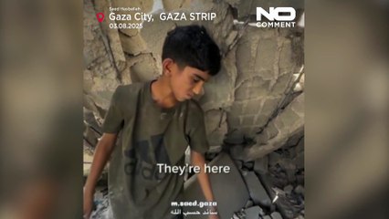 Ragazzo di Gaza cerca i nonni tra le macerie dopo un attacco israeliano mortale