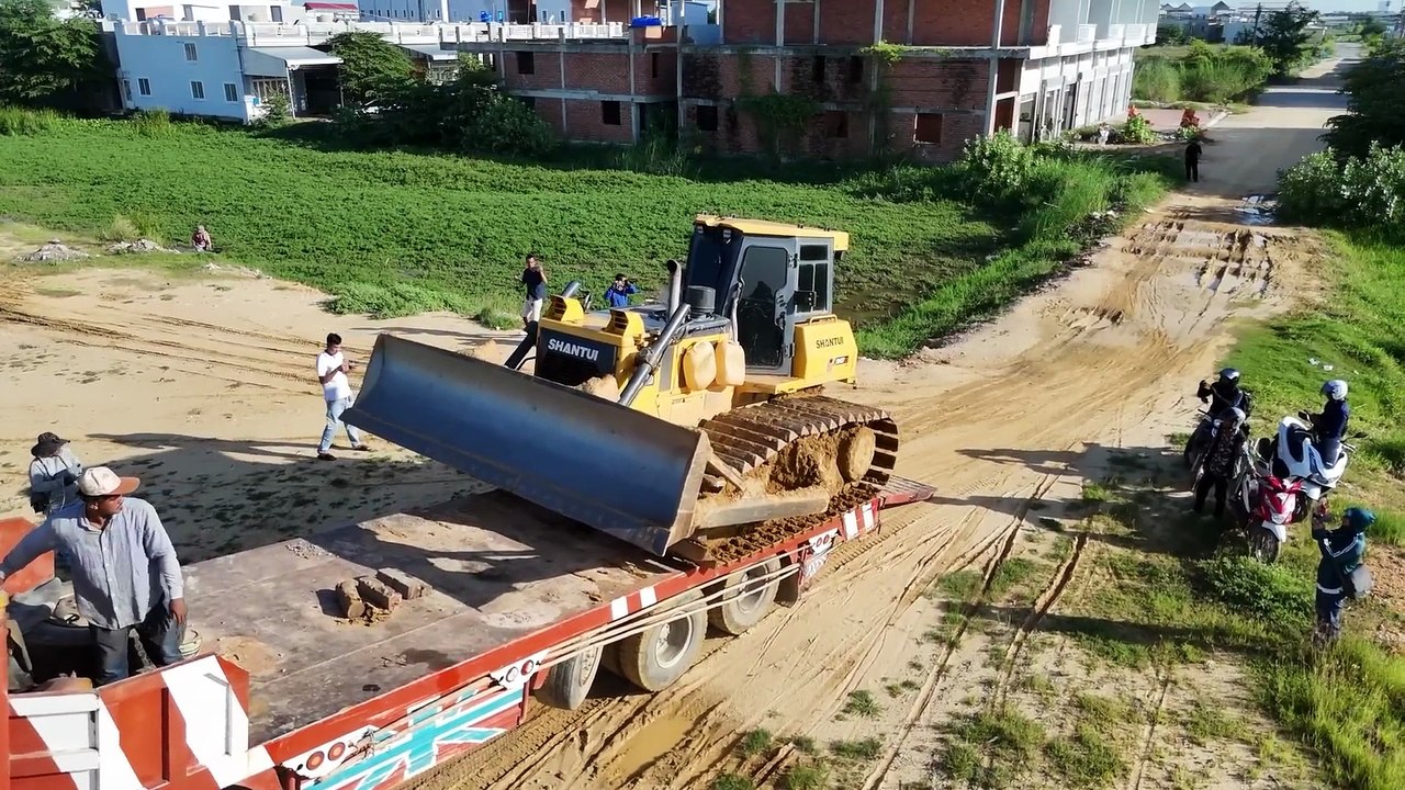 Nicely Starting Project! Landfill Huge size Processing Filling SHANTUI D17c2 And Dump Trucks 25.5Ton