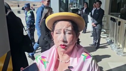 La mandataria de Honduras Xiomara Castro arribó a Sucre fue recibida en el aeropuerto