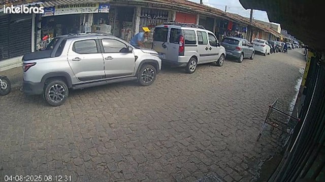 Vídeo mostra atentado a tiros no Jacintinho; dupla é suspeita