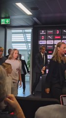 Modric, acompañado de su familia, llega a la presentación con el Milan