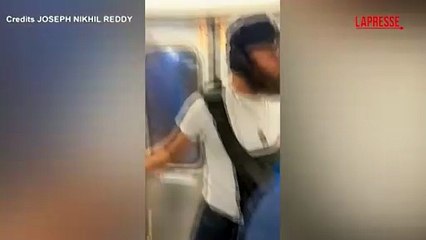 New York, fiamme e fumo su un treno carico di pendolari: il video di un passeggero