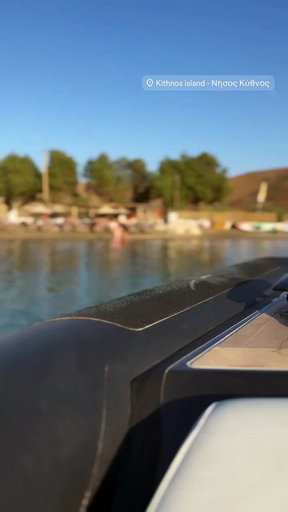 Η Μαρία Αντωνά με το σκάφος του Γιώργου Λιάγκα στην Κύθνο