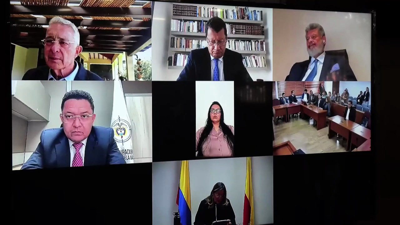 Jueza lee sentencia que impone 12 años de prisión domiciliaria al expresidente Álvaro Uribe