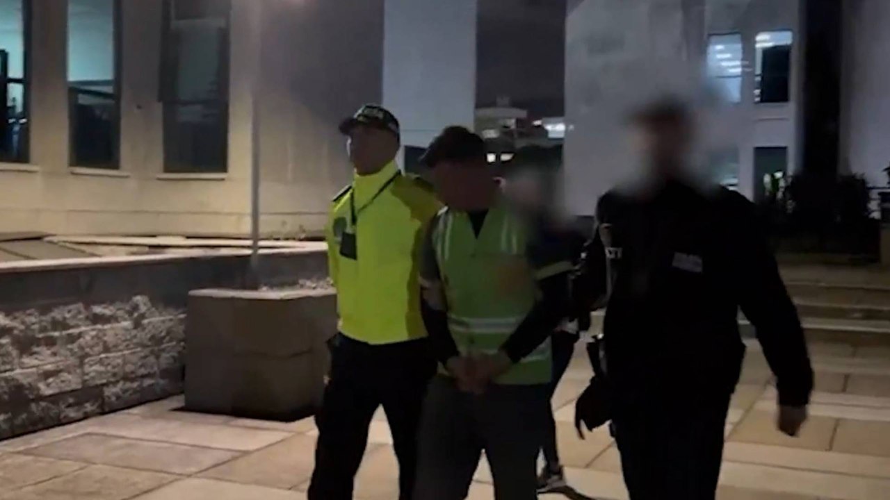 Celular con fotos y videos fue la prueba clave para capturar a presunto abusador de una menor en España