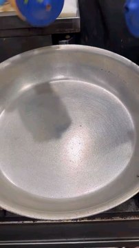 Doritos with beef and fried eggs topping with cheese and guacamole sauce#fypageシ #foryourpage #cooking #homecooking #goodfood #foodlovers #recipe #simplerecipe #doritos #beef #eating #foodie #yummyfood #deliciousfood #cookingwithlove #guacamole