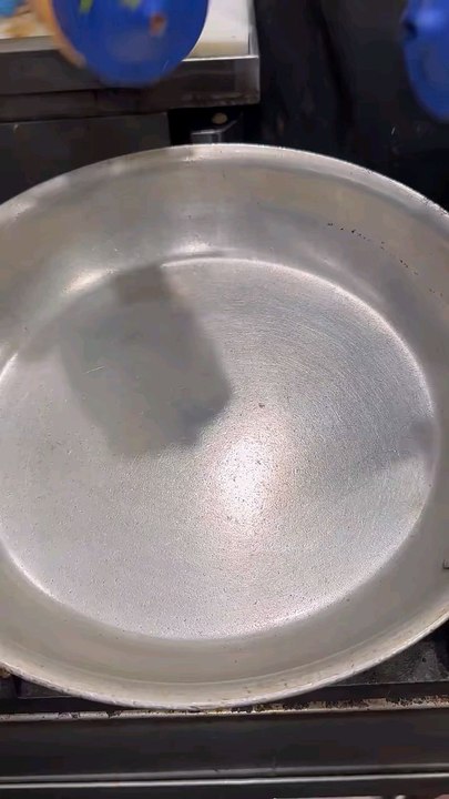 Doritos with beef and fried eggs topping with cheese and guacamole sauce#fypageシ #foryourpage #cooking #homecooking #goodfood #foodlovers #recipe #simplerecipe #doritos #beef #eating #foodie #yummyfood #deliciousfood #cookingwithlove #guacamole