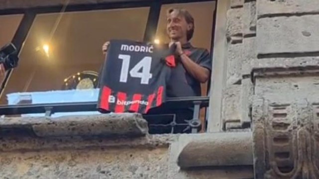 Modric si affaccia, delirio dei tifosi rossoneri: che accoglienza per il croato!
