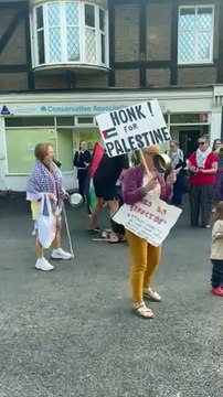 Watch protesters rally outside MPs Jeremy Hunt and Greg Stafford’s Hindhead office over Gaza crisis