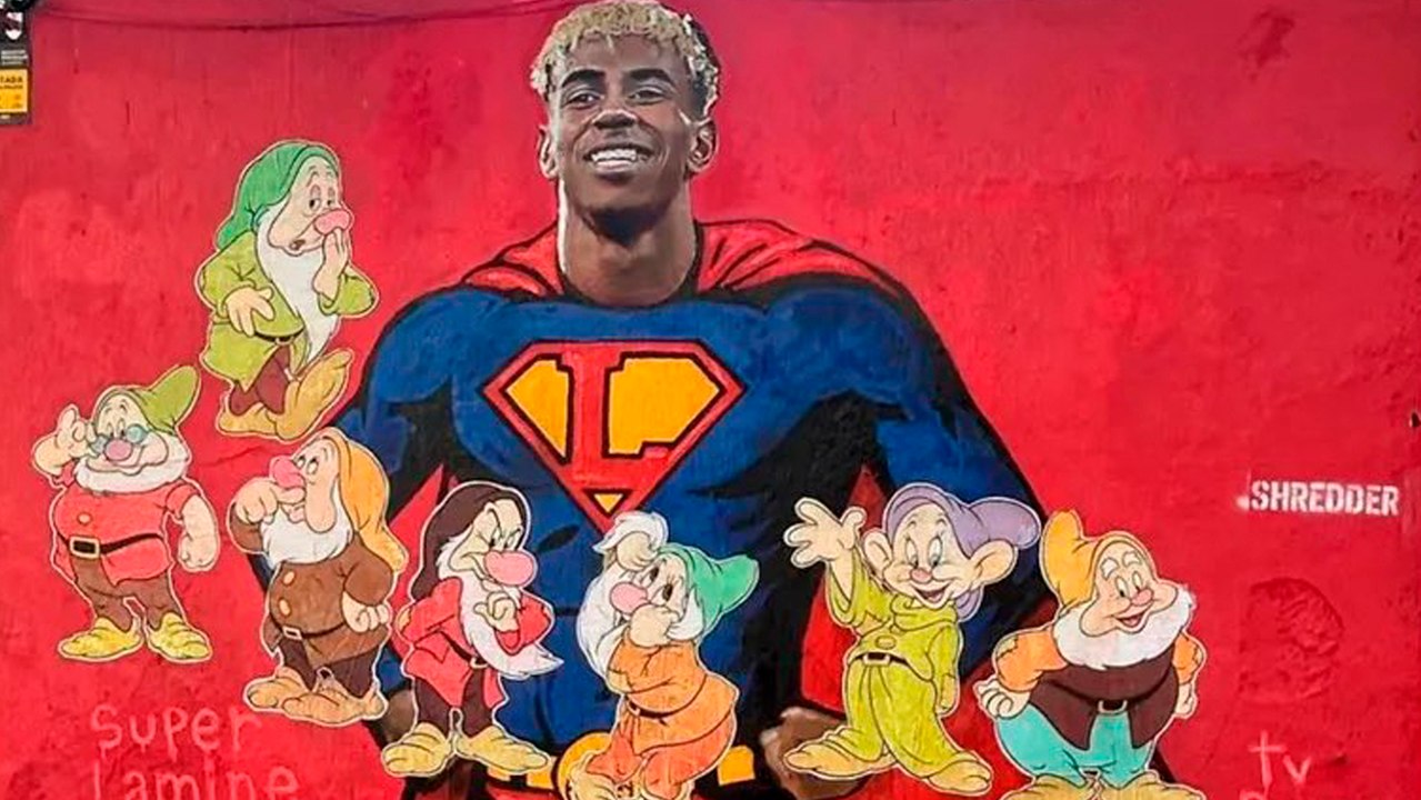 Mural de Lamine Yamal es vandalizado en Barcelona con los siete enanitos de Blancanieves y artista lo restaura
