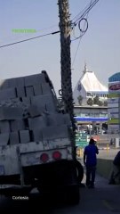 Camión sin frenos impacta palmera para evitar tragedia 🚨