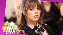 Jenna Ortega le sirve y lame el helado de una persona