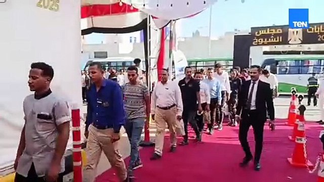 خلال أول ساعة للتصويت إقبال كبير من الناخبين علي لجان الإقتراع بالغردقة