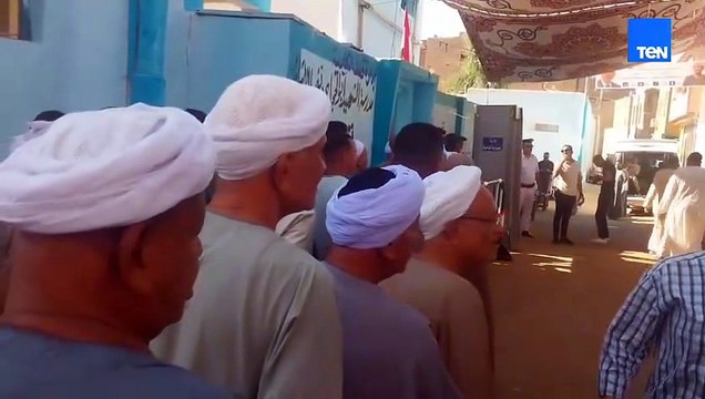 طوابير الناخبين تتوافد أمام لجان التصويت في انتخابات الشيوخ بقنا