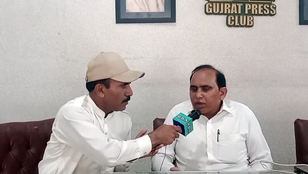 گجرات پریس کلب اور ضلعی انتظامیہ کے تنازعہ کا ڈراپ سین ھونے کے قریب  چار صحافیوں کیخلاف مقدمہ خارج محکمہ صحت کے افسران تبدیل چوھدری سالک حسین شافع حسین سنگین معاملہ میں کیا بہتر کردار ادا کریں گے اھم انکشافات سید نوید حسین شاہ کی زبانی اکاش نیازی کی اس رپ