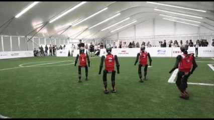 I robot umanoidi si allenano a Pechino per i mondiali di calcio
