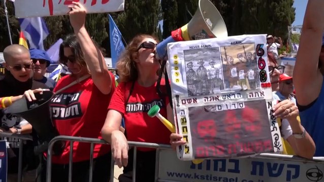 Israeli protesters demand Gaza ceasefire and hostage deal outside Netanyahu’s office