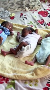 Madre de trillizos prematuros en Azua clama por ayuda para alimentar y cuidar a sus hijos