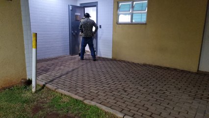 Caminhoneiro que se envolveu em acidente fatal é levado à delegacia para prestar depoimento