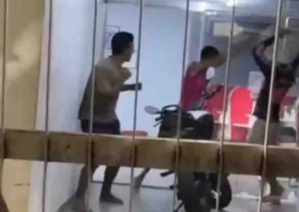 Empurrões, gritos e socos: delegacia é tomada por briga insana; veja o vídeo