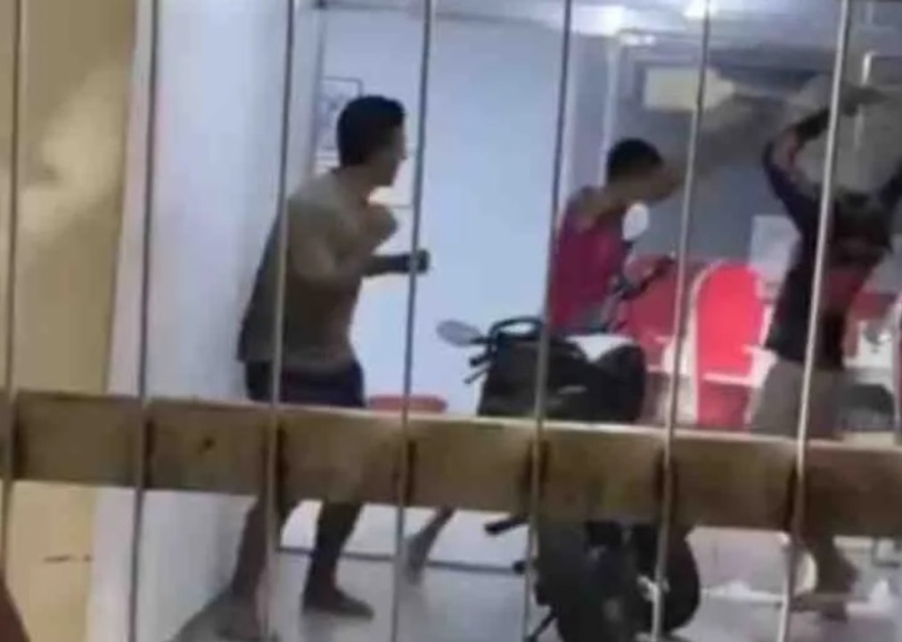 Empurrões, gritos e socos: delegacia é tomada por briga insana; veja o vídeo