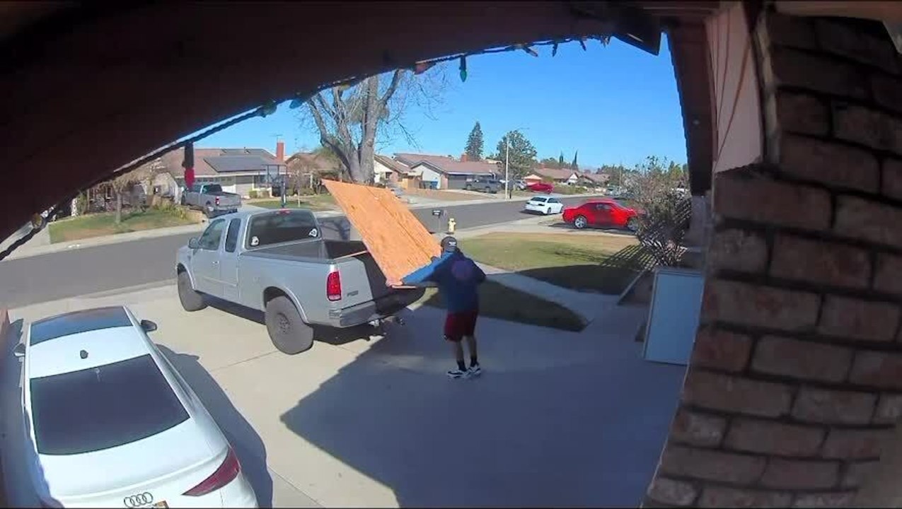 Strong Wind Causes Man to Lose Balance and Fall...