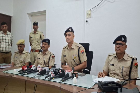 सोशल मीडिया पर झांसा देकर करते साइबर ठगी, किराए के खातों में जमा करवाते राशि