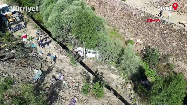 Sivas'ta tarım işçilerini taşıyan minibüs uçuruma yuvarlandı: Ölü ve yaralılar var