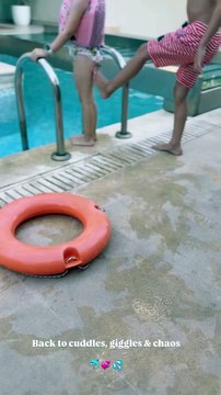 Η Αθηνά Οικονομάκου με τα παιδιά της στην πισίνα