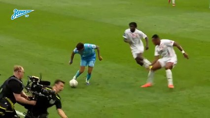 Yeşil sahada şok! Yan hakemle kameraman birbirine girdi