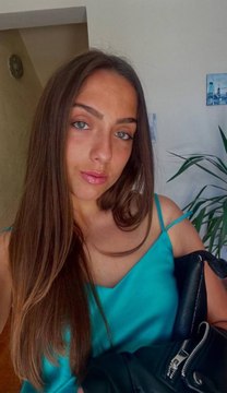 Investigan la misteriosa muerte de una joven en una piscina durante una fiesta de recién graduados