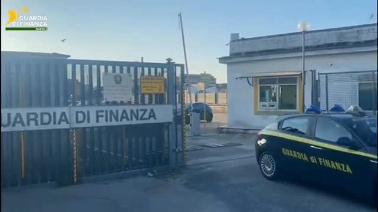 Napoli, scoperto il centro di produzione dei gadget falsi