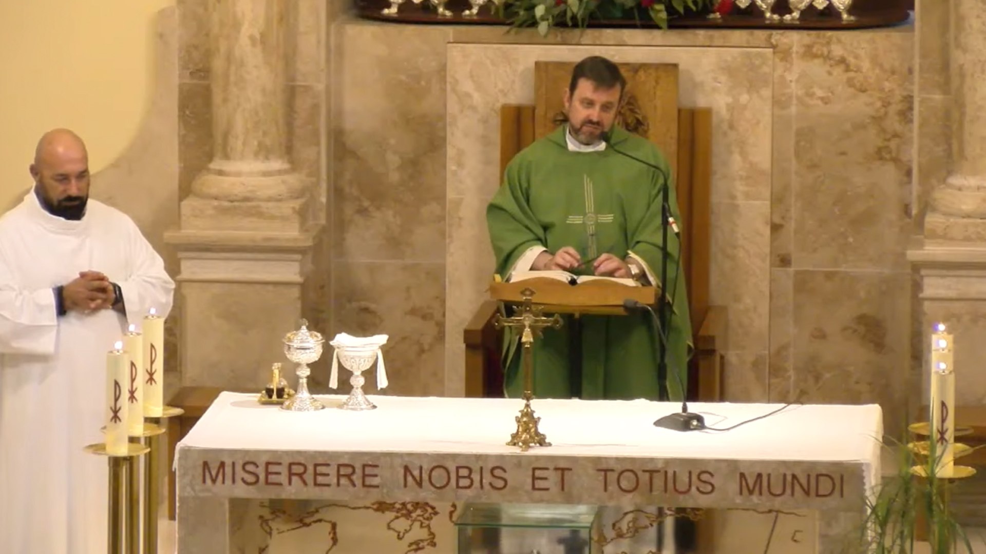 El cura de Valdepe�as, Emilio Montes, ya se dio a conocer por sus peculiares homil�as hace a�os atr�s. En 2023 pidi� a los feligreses que no fueran taca�os y diesen m�s a la Iglesia, algo que caus� cierto malestar en rede sociales.
Sin embargo, en esta ocasi�n, su discurso ah sido muy aplaudido por defender los derechos de los trabajadores y, especialmente, el de los temporeros.