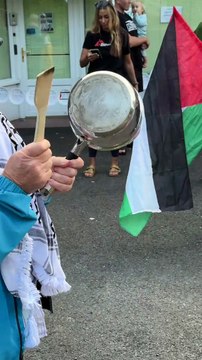 Solidarity 4 Palestine Haslemere bang pots and pans and make noise “so the world will hear us at a protest outside MP Jeremy Hunt and Greg Stafford's Hindhead office